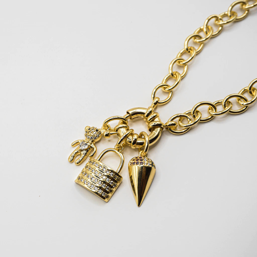 COLLAR CARMIN CON CHARMS