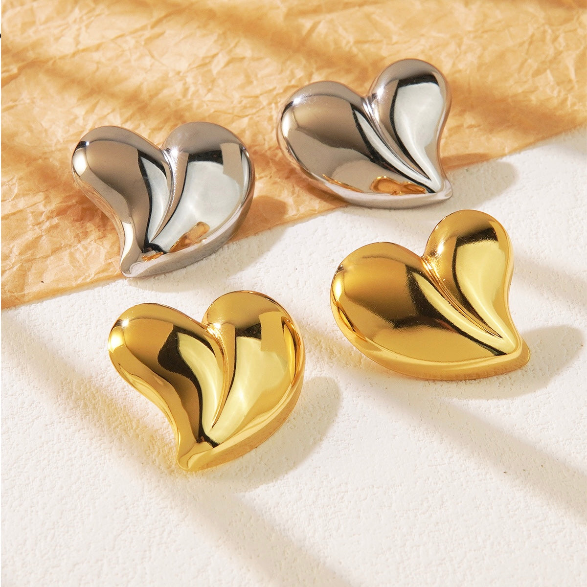 ARETES GLOBO CORAZÓN PLATEADOS