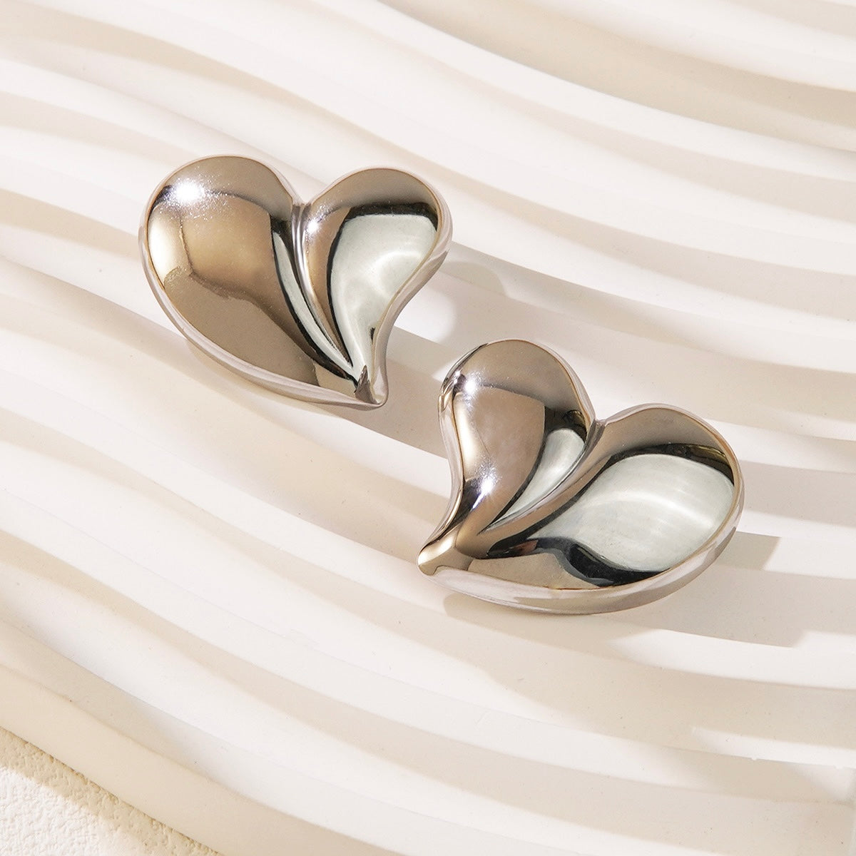 ARETES GLOBO CORAZÓN PLATEADOS