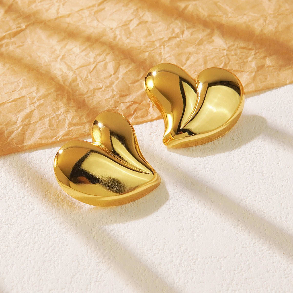 ARETES GLOBO CORAZÓN PLATEADOS