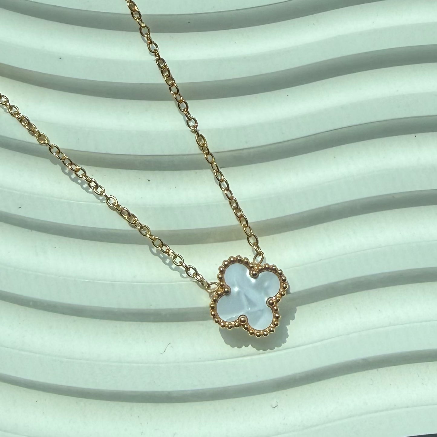 COLLAR TREBOL CUATRO HOJAS DE ACERO INOXIDABLE CON CHAPA DE 18K