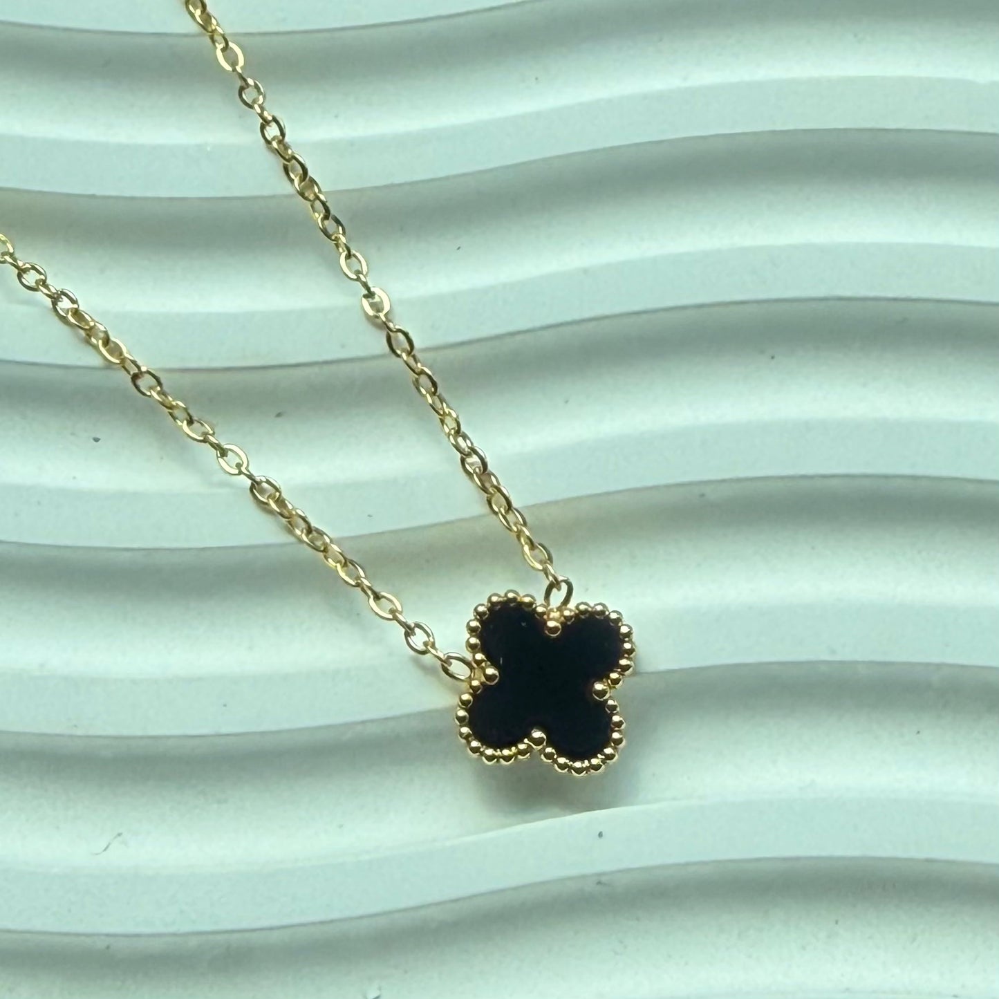 COLLAR TREBOL CUATRO HOJAS DE ACERO INOXIDABLE CON CHAPA DE 18K