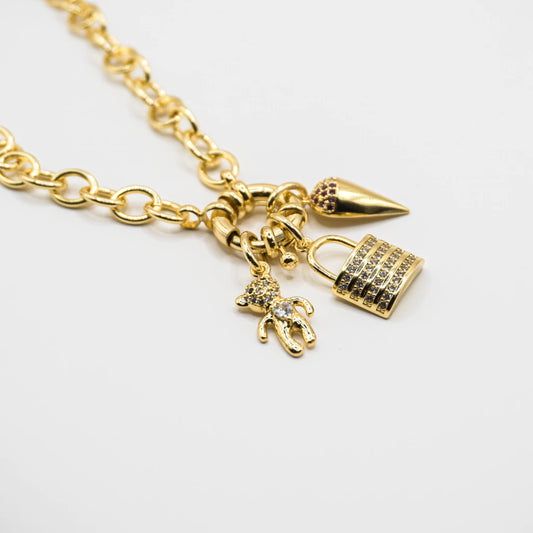 COLLAR CARMIN CON CHARMS