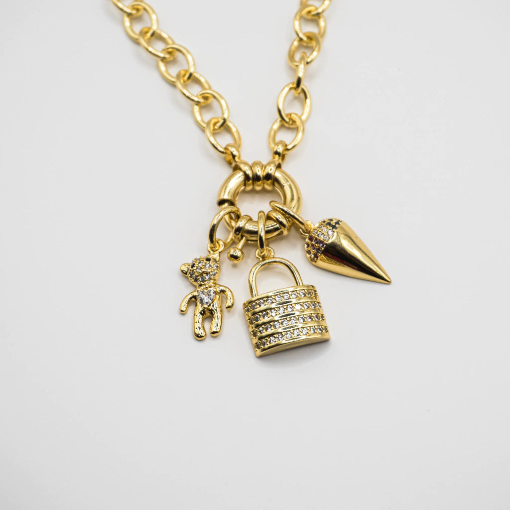 COLLAR CARMIN CON CHARMS