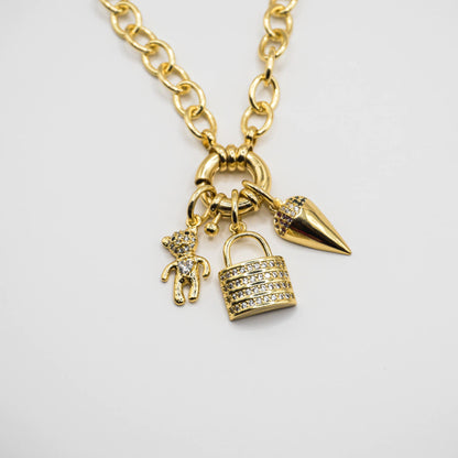 COLLAR CARMIN CON CHARMS