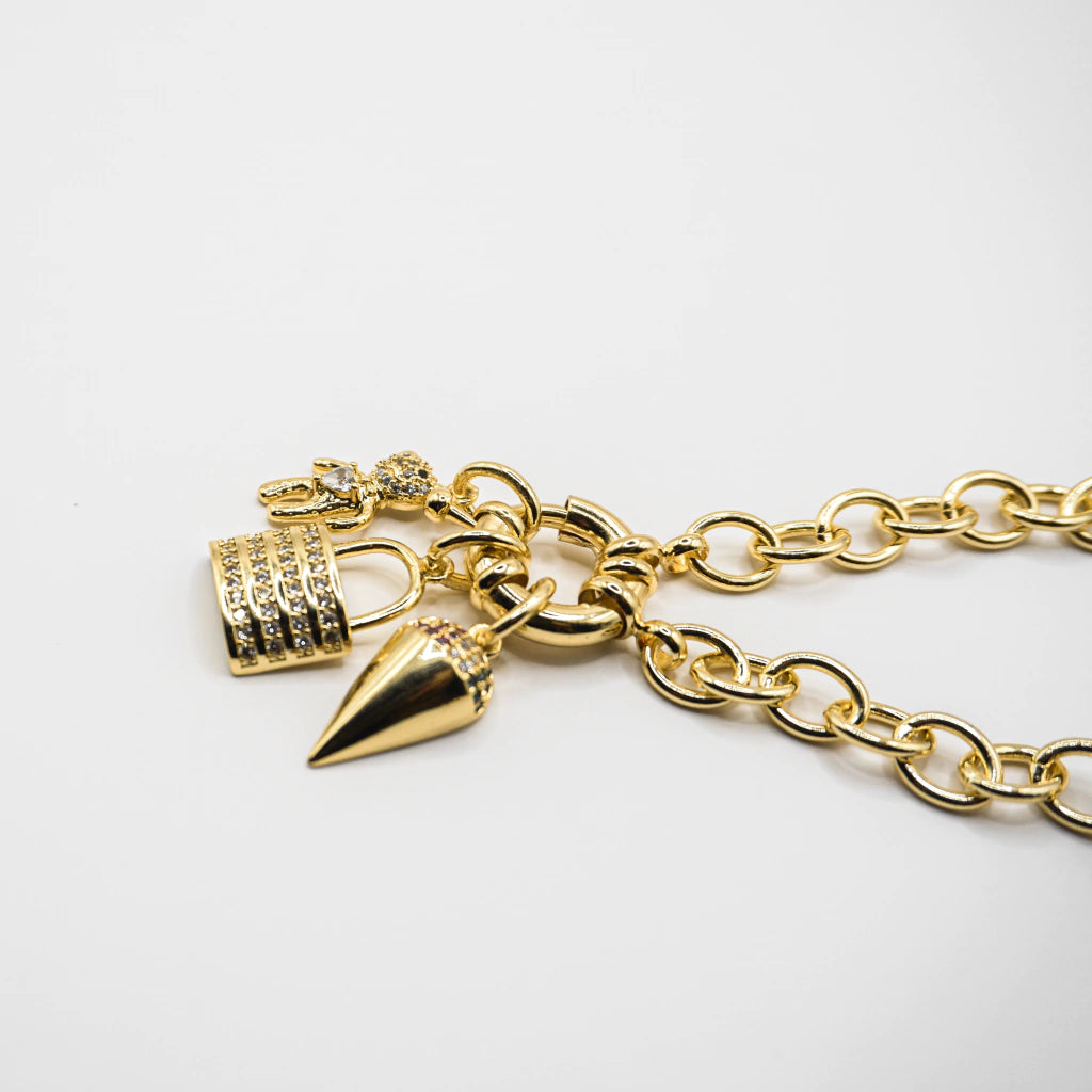 COLLAR CARMIN CON CHARMS