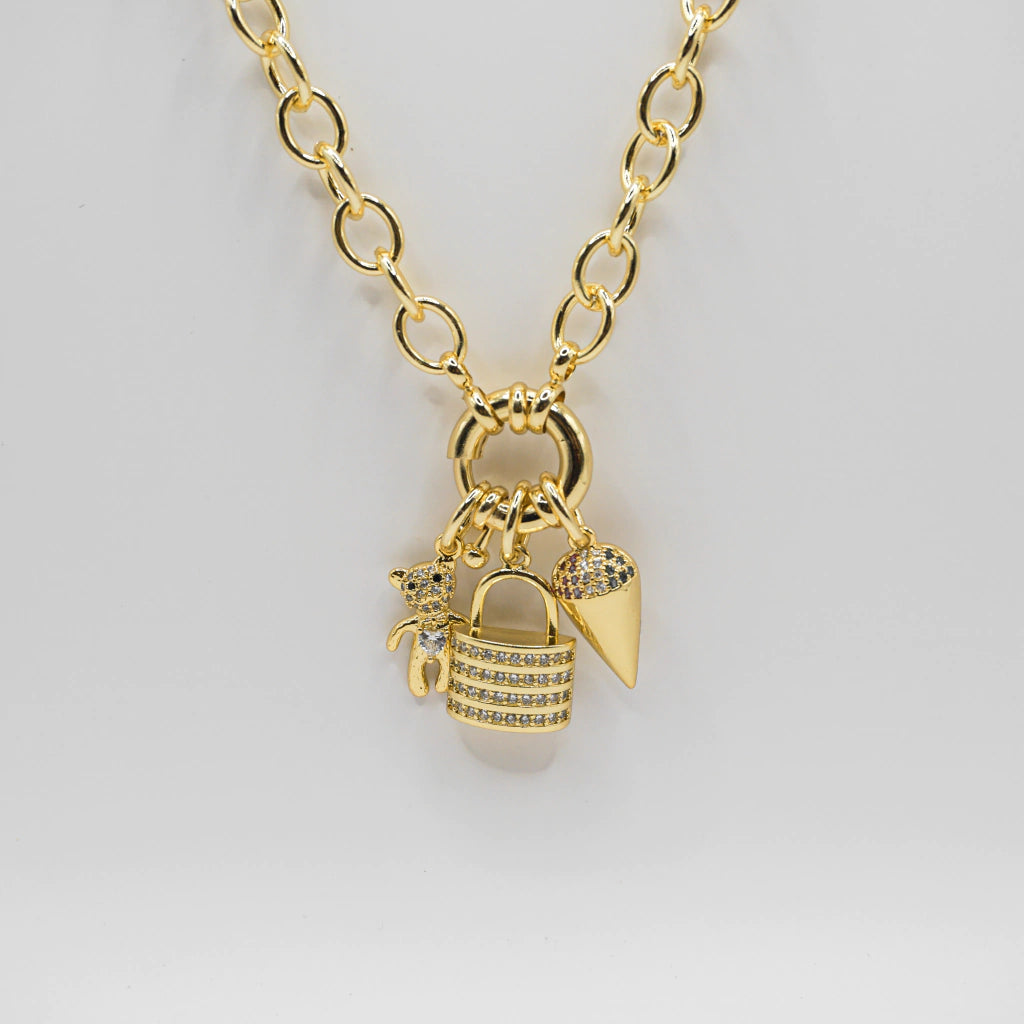 COLLAR CARMIN CON CHARMS