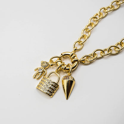 COLLAR CARMIN CON CHARMS